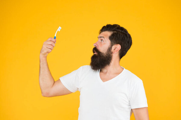 Почисти зубы. Бородач, посмотри на зубную щетку. Дневная гигиена полости рта. Здоровье зубов. Кисть правильно и регулярно. Чистка и чистка зубов. Чистые зубы. Не спеши, когда чистишь
