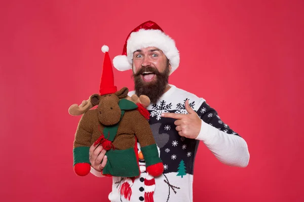 Noel Baba 'ya iyi davrandım. Noel Baba geyik oyuncağını işaret ediyor. Noel Baba bakışlı mutlu sakallı adam. Gizli Noel Baba hediyesi. Dilek listesi. Yeni yıl selamları. Noel vermenin ruhudur. — Stok fotoğraf