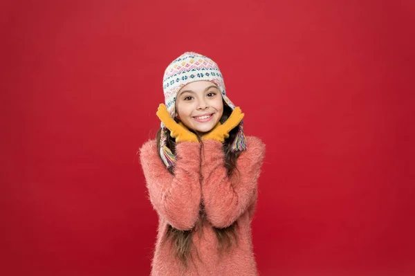Χειμερινή περιποίηση μαλλιών. Ονειρεύομαι το μέλλον. μικρό παιδί έτοιμο για το χειμώνα. Ευτυχισμένο κοριτσάκι με καπέλο. Παιδική μόδα. Ζεστές άκρες πλεξίματος. εποχιακή υγειονομική περίθαλψη. υπαίθρια δραστηριότητα διακοπών — Φωτογραφία Αρχείου