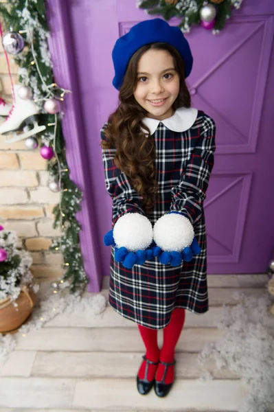 Fiesta de Navidad. Chica alegre que se divierte la víspera de Navidad. El niño cree en el milagro. Niña pequeña tiene decoraciones. Jugando con bolas de nieve. Feliz Navidad y feliz año nuevo. Accesorio de decoración —  Fotos de Stock