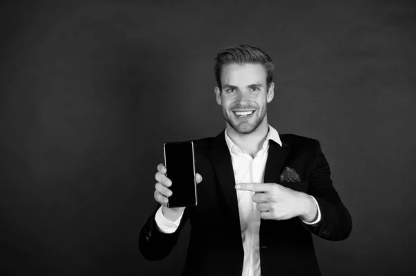 Solution pour les entreprises. Télécharger la nouvelle version. Mise à jour logicielle. Guy barbu utilisateur de smartphone. Guy montre l'espace de copie d'écran de smartphone. Homme satisfait essayer l'application pour smartphone. Application utile — Photo