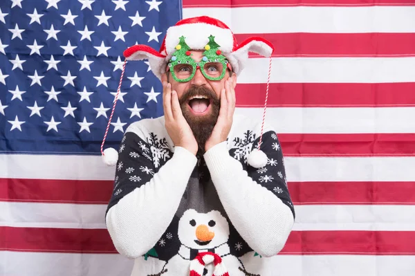 Ich bin so glücklich. Weihnachten in den USA. Lebe deine Träume. Weihnachtsmann unter amerikanischer Flagge. Der bärtige Amerikaner feiert Neujahr. Nationalflagge. Patriotischer Geist. Amerikaner feiern Winterurlaub — Stockfoto