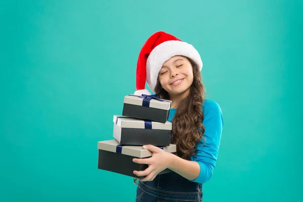 Boldog új évet! Ajándékokat csomagolok. Sok ajándék. Karácsony ünnepelte az egész világon. Egy kislány egy halom ajándékdobozt tart. Nagylelkű ajándék koncepció. Online vásárlás. Téli vásár. A gyerek meglepetést kapott. — Stock Fotó