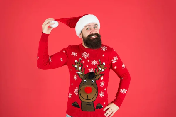 Csatlakozz az ünnepséghez. Téli partiszerkó. Szarvas pulóver. Hipster szakállas férfi visel téli ruhát piros háttér. Karácsonyi ünnepi ötletek. Kezdődjön a buli. Boldog új évet! — Stock Fotó