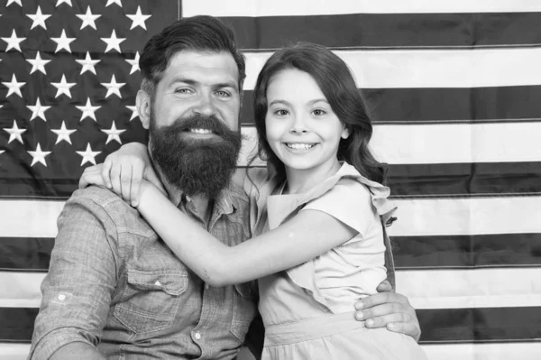 El patriotismo comienza en casa. Familia patriótica mostrando patriotismo en la decoración de la bandera americana. Patriotismo americano. Patriotismo y amor por la patria. Día de la Independencia — Foto de Stock