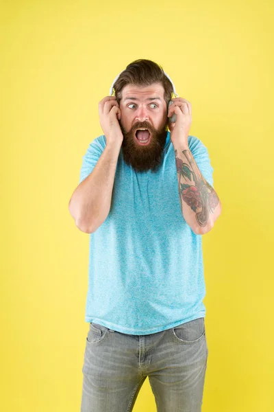 Hoogspanningsmuziek. Hipster luistert naar muziek. Een man met een baard draagt een koptelefoon die muziek speelt. Zet de muziek harder. Onzin. Steen. Een rock- 'n-roll. Pappa — Stockfoto