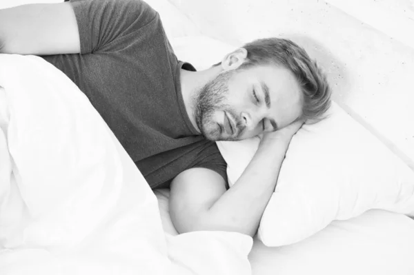 Tippek alszik jobb. Férfi jóképű srác alszik. Kap elegendő mennyiségű alvás minden éjjel. Szakállas férfi alszik arcát pihentető. Fenntartása következetes cirkadián ritmus elengedhetetlen az általános egészségi — Stock Fotó