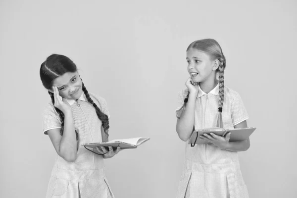 Zdenerwowane dzieciaki. Słodkie dzieci czytanie książki na żółtym tle. Urocze dziewczynki uczą się czytać miejsca do kopiowania. Czytanie w domu i edukacja. Ucz się. Egzamin nadchodzi. Ostatni test. Trudny temat — Zdjęcie stockowe