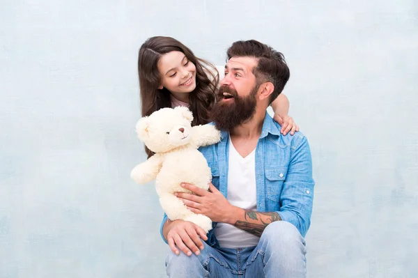 Ours en peluche membre de la famille. Charmant père et fils. Fond clair père et fille. Renforcer les relations père-fille. Les meilleurs amis de papa et d'enfant. Les relations familiales. Concept de fête des pères — Photo