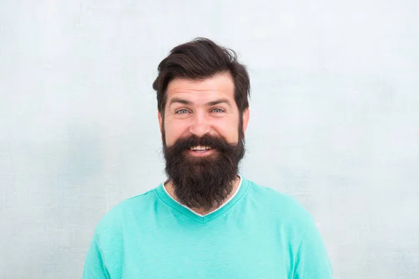 Cara feliz. Aspecto hipster. Barba de moda y concepto de barbero. Percepciones de la belleza masculina en todo el mundo. Hombre barbudo hipster elegante barba fondo gris. Barba y bigote con estilo cuidado — Foto de Stock