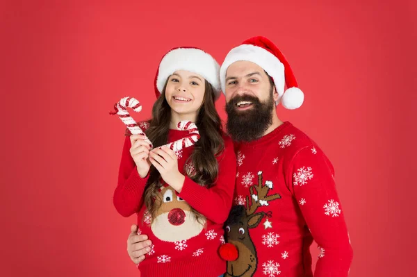 Fatti stravagante. La famiglia felice festeggia l'anno nuovo e il Natale. I membri della famiglia si divertono la vigilia di Natale. Uomo barbuto e bambina. Padre e figlioletta. Famiglia nuove tradizioni anno. Festa di famiglia — Foto Stock