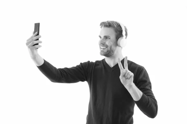 Hallo an meine Abonnenten. Lifestyle-Bloggerin. Schöner Mann macht Selfie-Foto für persönlichen Blog. Online-Blog. Digital Influencer Konzept. Kommunikation per Videoanruf. Persönlicher Blog Soziale Netzwerke — Stockfoto
