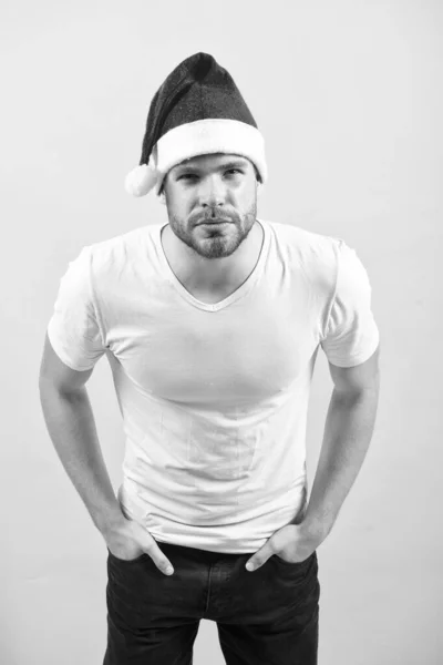 Chlap se s squinty oči v červené santa hat — Stock fotografie