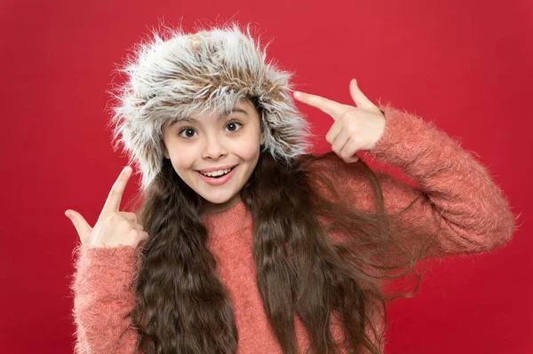 Ντουλάπα και μπουτίκ. μικρό παιδί έτοιμο για το χειμώνα. Ευτυχισμένο κοριτσάκι με καπέλο. εποχιακή υγειονομική περίθαλψη. Ζεστή παιδική μόδα. υπαίθρια δραστηριότητα διακοπών. Κρατώντας στυλ και δίνοντας ζεστασιά — Φωτογραφία Αρχείου