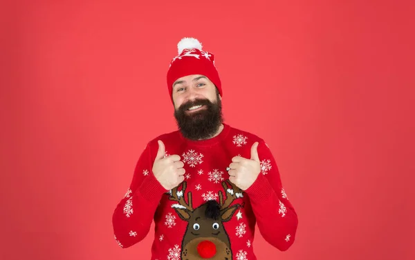 Mi sento benissimo. Compra vestiti festivi. Maglione con cervo. Hipster allegro uomo barbuto indossare maglione invernale e cappello. Felice anno nuovo. Iscriviti festa mania festa e ospitare brutto partito maglione di Natale — Foto Stock