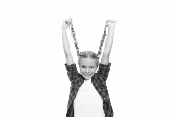 Largo y trenzado. Niña feliz sostiene largas trenzas rubias. Adorable sonrisa de niño pequeño con el pelo trenzado largo. Estimulante del crecimiento del cabello largo. Salón de belleza. Niños peluquero —  Fotos de Stock