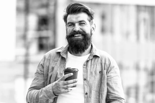 Faça-se útil. Um homem bebe um café. Homem barbudo relaxar ao ar livre. Conceito de pausa para café. viciado em cafeína. Café da manhã. Maduro hipster desfrutar de bebida quente. Café completa-me — Fotografia de Stock