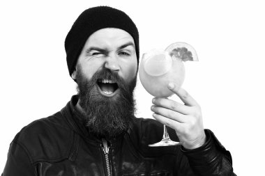 Kafkasyalı vahşi hippi elinde alkollü içecek ya da taze kokteyl tutuyor.