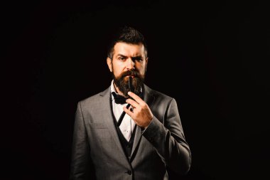 Resmi takım elbiseli maço sakal tıraşı olur. Berber dükkanı reklamı.