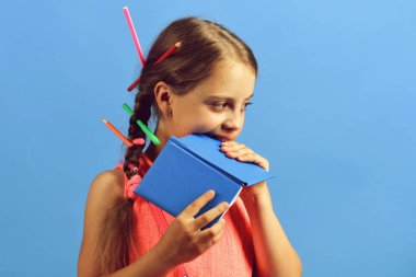 Pembe bluz örgüler ve kalem onları evlat