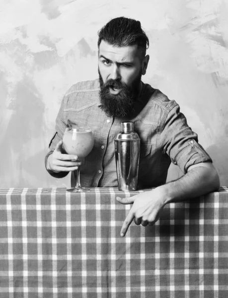 Brutal caucasian hipster doing tropical alcohol fresh cocktai — Stock Photo, Image