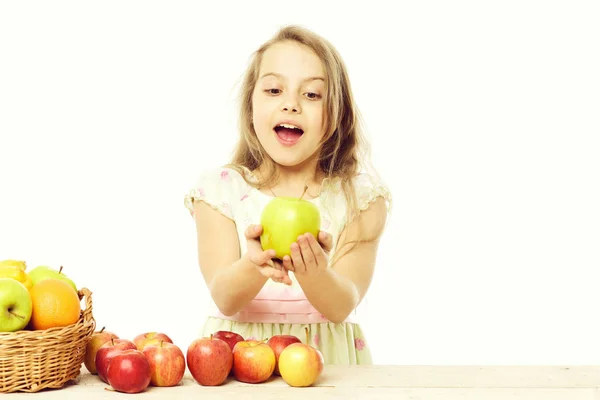 Kind, niedliches Baby glückliches Mädchen mit bunten Früchten im Korb — Stockfoto