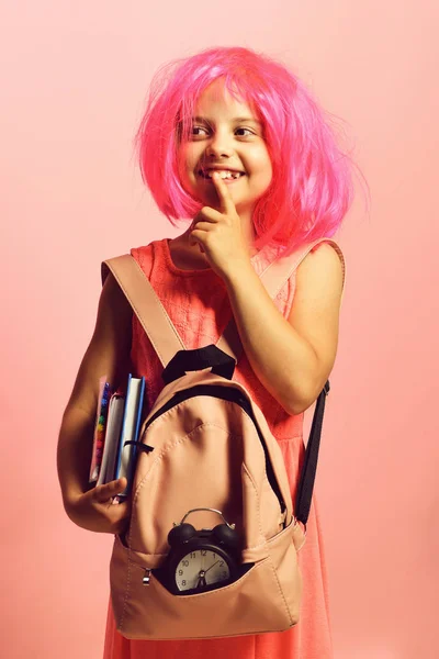 School meisje met doordachte gezicht en glimlach draagt rugzak — Stockfoto