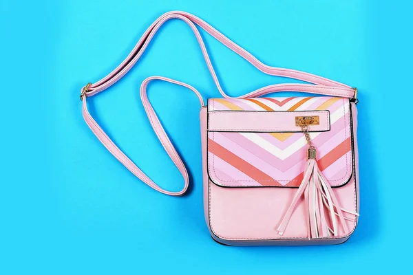 ストライプと淡いピンクの色の財布。女性のためのハンドバッグ — ストック写真