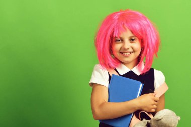 Okula ve eğitim konseptine geri dönmek. Kız mavi kitabı tutuyor.