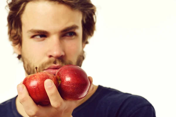 Manzanas en color rojo y hombre barbudo sexy mirando a un lado — Foto de Stock