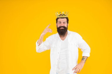 Motivasyon. Üstünlük kompleksi. Sakallı adam beyaz giyer. Kendini sev. Tatil karnavalı kutlaması. Vahşi yakışıklı prens sarı arka plan. Partinin kralı. Bencil bencil adam. Narsist kişi.