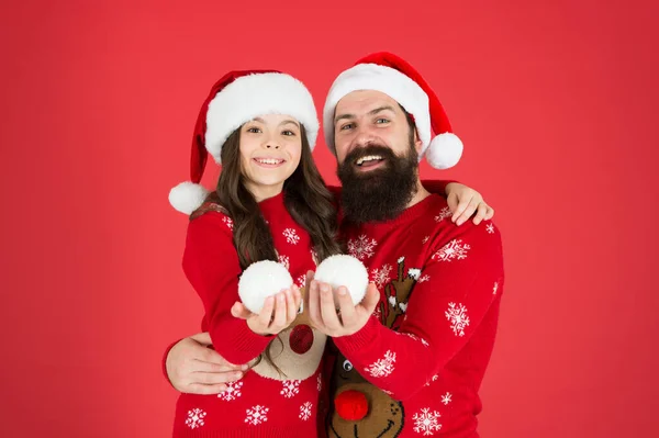 Rodinné hodnoty. Hraj si se sněhovými koulemi. Zimní prázdniny. Veselé Vánoce všem. Zdravím. Upřímné emoce. Vánoční tradice. Otec objímá malou dceru. Malé dítě s tátou slaví Vánoce — Stock fotografie