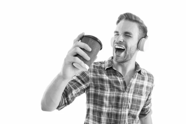 Charge énergétique. Buvez un café de bonne humeur. Hipster man écouter de la musique tenir tasse de café en papier. Pause relaxante. L'homme boit du café à emporter. Style de vie écologique et recyclage. Satisfait du goût. Bonne humeur — Photo