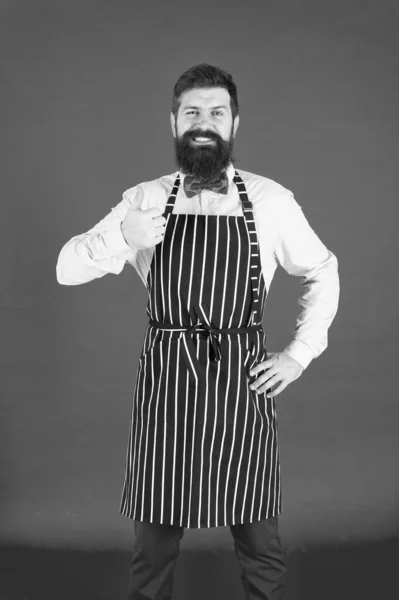 Zijn goedkeuring geven. Bearded man geven duim omhoog goedkeuring hand gebaar. Hipster gebaren goedkeuring teken. Vrolijke kok of Barista die zijn goedkeuring geeft aan een maaltijd of cocktail — Stockfoto