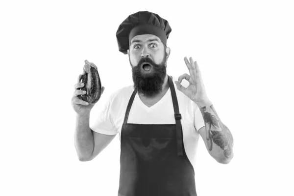 OK, c'est biologique. L'homme barbu tient l'aubergine biologique isolée sur blanc. Chef cuisinier d'aliments biologiques naturels. Le meilleur choix biologique — Photo