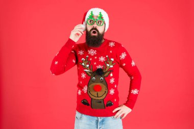Ben buna inanamam. Geyik adam örgü kazak giyiyor. Kış tatili Soğuk mevsim kıyafetleri. Mutlu yıllar. Noel Baba parti gözlükleri. Noel Baba 'nın Noel' i kutlamaya hazır olmasına şaşırdım. Noel zamanı.