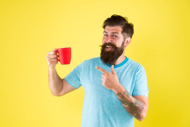 Gerçek özel kahve büyük bir iş haline geliyor. Enerji konsepti. Hipster barista sarı arka plan. Kahve dükkanı. Sakallı adam sabah kahvesini içer. Çay zamanı. Sütlü kapuçino.