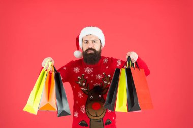 Alışveriş merkezindeki herhangi bir dükkandan alın. Sakallı adam kağıt torbaları satın alır. Satın alma emri. Yeni yıl alışverişi partisi. Sezon indirimi. Noel indirimi teklifi. Satın alarak bedava hediye al