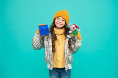 Hediyeler alınıyor. Kışlık kız kıyafetlerinde hediye kutusu oyuncağı var. Hediyeler al. Kârlı anlaşmalar ve mevsimlik indirimler. Kış alışverişi. Sürpriz yapıyorum. Paket kutusu. Hediyeleri paketliyorum. Paketleme fikri