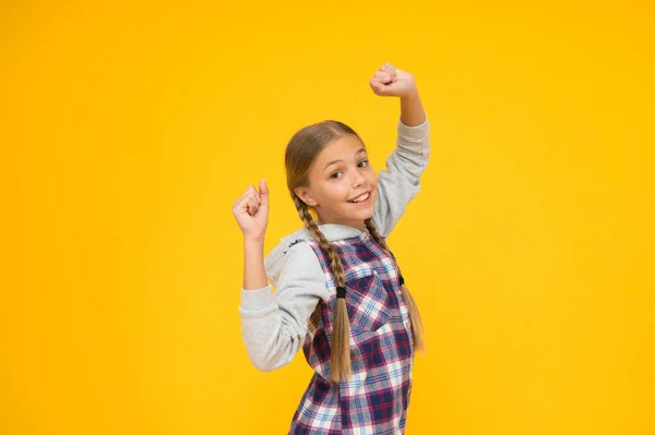 Fijne internationale kinderdag. Klein meisje gele achtergrond. Goed humeur concept. Positieve vibraties. Oprechte emoties. Veel plezier. Schattig gevlochten meisje. Kind lang haar. Klein meisje geruite shirt — Stockfoto