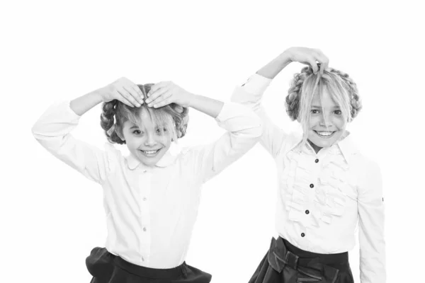 Schicke Frisuren. niedlichen kleinen Kindern Styling lustige Frisuren isoliert auf weiß. entzückende kleine Mädchen mit langen geflochtenen Frisuren. Verrückte Kinder machen Spaß mit Frisuren — Stockfoto