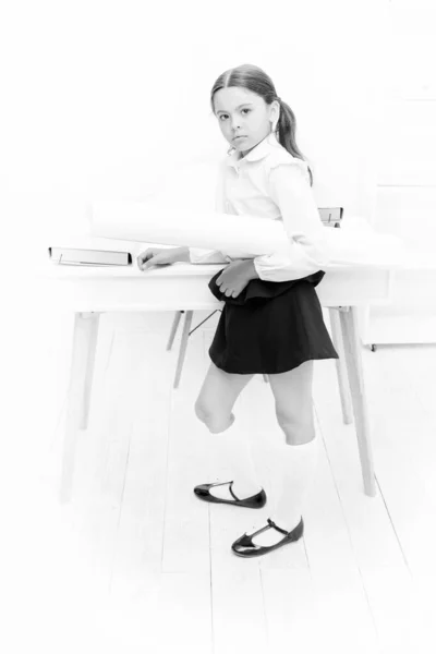 Allvar om eget projekt. Flicka hålla Whatman papper. Kid skoluniform strikt ansikte redo med sitt projekt. Elev Schoolgirl Creative förberett skolprojekt. Utbildningskoncept. Hometask-aktivitet — Stockfoto