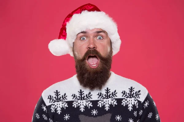 Surpreendido Pai Natal. Serviços de barbeiro. Barbeiro feliz no estilo de Pai Natal na moda. Celebração de férias. Natal e ano novo. Conceito de cabelo facial. Barbearia. Barbeiro hipster. Homem barbudo com bigode — Fotografia de Stock