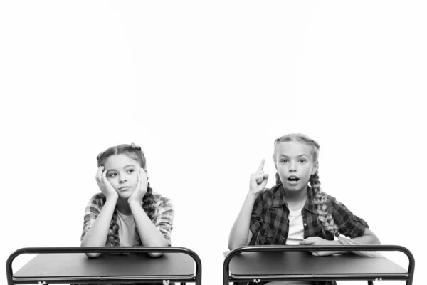 Alternatywny pomysł edukacyjny. Cute dzieci siedzących w biurka na białym tle. Małe dziewczynki uczą się w szkole edukacji podstawowej. Małe dzieci coraz formalne wykształcenie. Obowiązkowe kształcenie jest bezpłatne — Zdjęcie stockowe