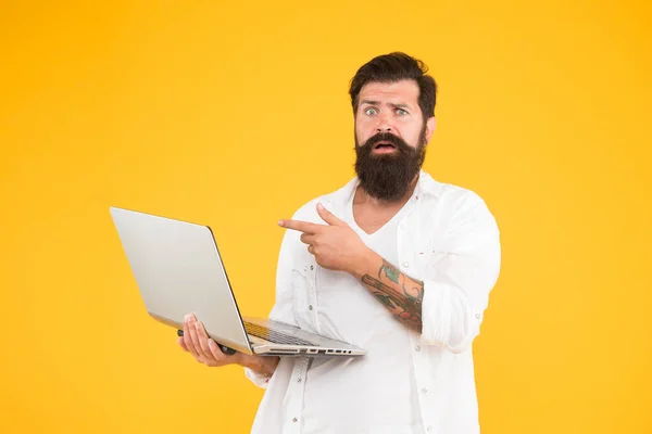 Was ist das? agiles Geschäftskonzept. Bildung in der digitalen Welt. Programmierer mit Computer. Brutaler Mann surft im Internet. Hipster nutzen Notizbuch. bärtiger Mann Laptop gelb Hintergrund. Online einkaufen — Stockfoto