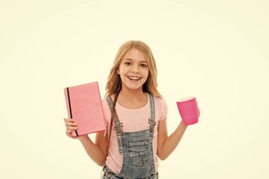 İlham verici bir içki. Kız sevimli çocuk uzun saç içmek kakao veya çay. Kitap ya da not defteri ve kupa ile kız öğrenci çay molası. Su dengesi kavramı. Okul dersten önce çay ın tadını çıkarmak. Rahatlayın ve şarj edin