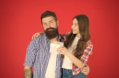Aç hadi. Aileyle güzel bir gün. Babalar günü. Çocuklar Günü 'nde. Aile bağları. Babasıyla mutlu küçük bir kız. Baba ve kızı hediye kutusundalar. Küçük çocuk babasını seviyor. Açıl. Aç ve içine bak.