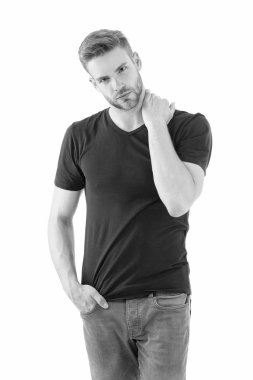 Karizmatik. beyaz arka planda izole seksi adam. traşsız kaslı adam. yakışıklı maço. erkek moda ve güzellik. Berber. Siyah gömlekli adam. rahat tarzı. Siyah moda trendi. erkek modası