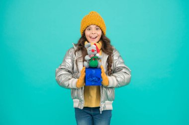 Kış alışverişi. Hediyeler alınıyor. Kışlık kız kıyafetlerinde hediye kutusu oyuncağı var. Hediyeler al. Kârlı anlaşmalar ve mevsimlik indirimler. Sürpriz yapıyorum. Paket kutusu. Hediyeleri paketliyorum. Paketleme fikri