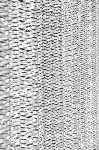 Filets métalliques. Matériel de protection. Recyclage des métaux. Écran métallique. Concept industriel. Production de fer. Texture métallique nette. Fond en feuille d'argent. Laçage de surface métallique — Photo